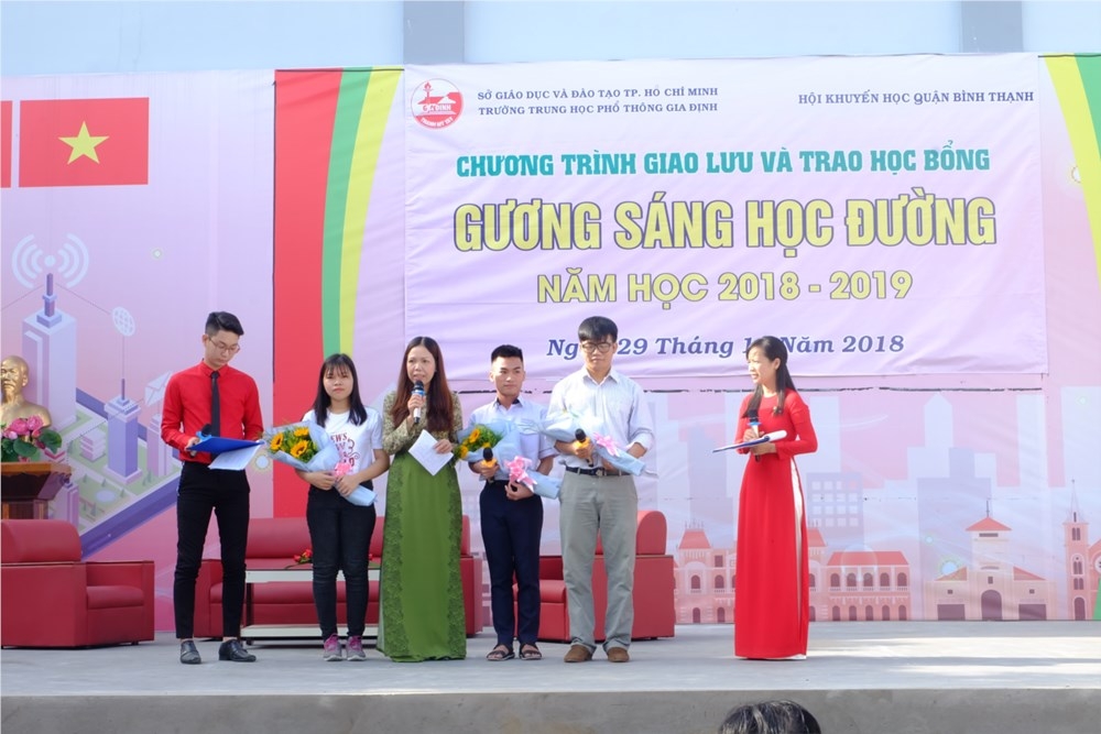 chuong trinh giao luu va trao hoc bong  ??guong sang hoc duong ?? nam hoc 2018 2019